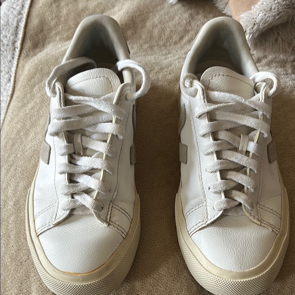 Veja Low-top Leather Sneakers, Sz.5 Excellent cond. Low heel, round toe, lace up